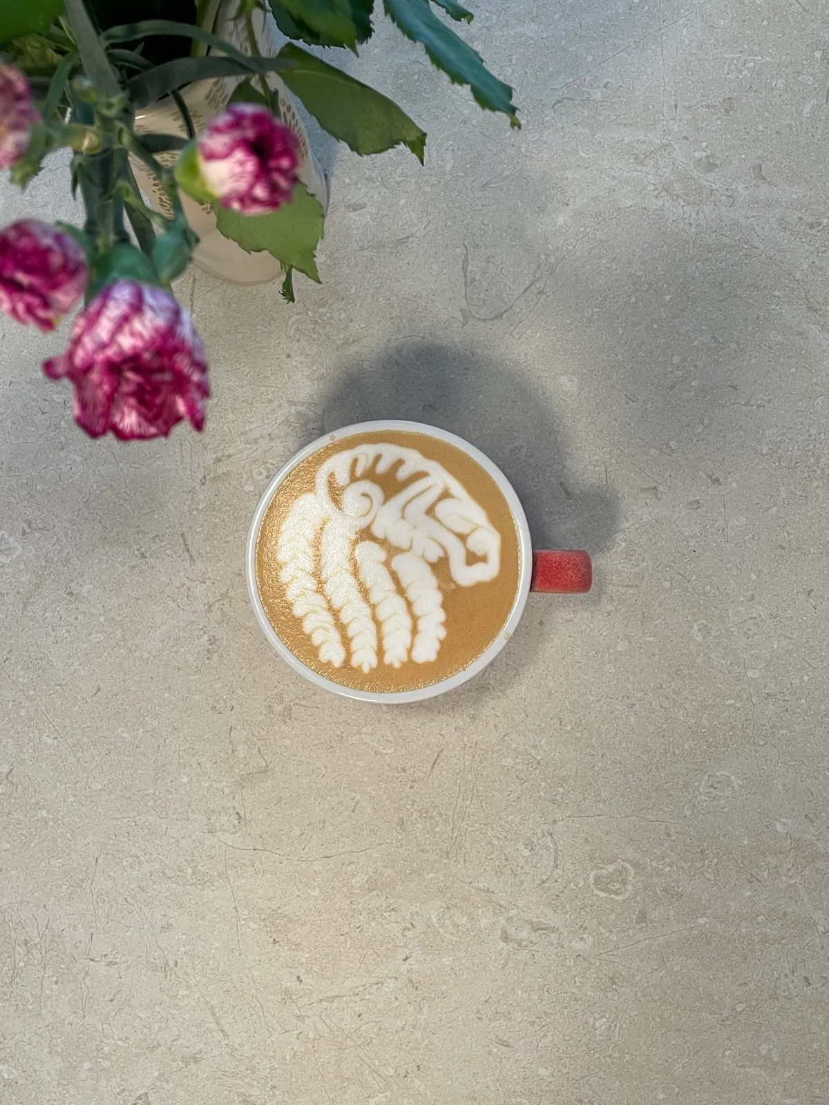 Aries (ram) designer-pattern latte art by Julia Bergenstråle
